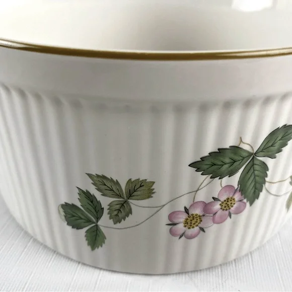 Wedgwood Made in England Vintage EUC Gold Rimmed Wild Strawberry Soufflé Dish - Picture 4 of 6